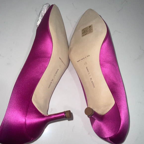 Manolo Blahnik Hangisi Pumps with Crystal Embellishment NWT - Picture 8 of 12